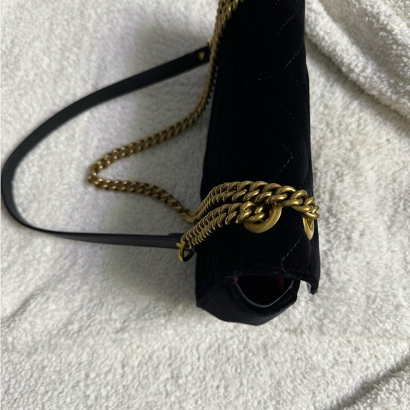 Gucci
Medium Marmont Velvet Matelasse Shoulder Bag - Picture 2 of 3